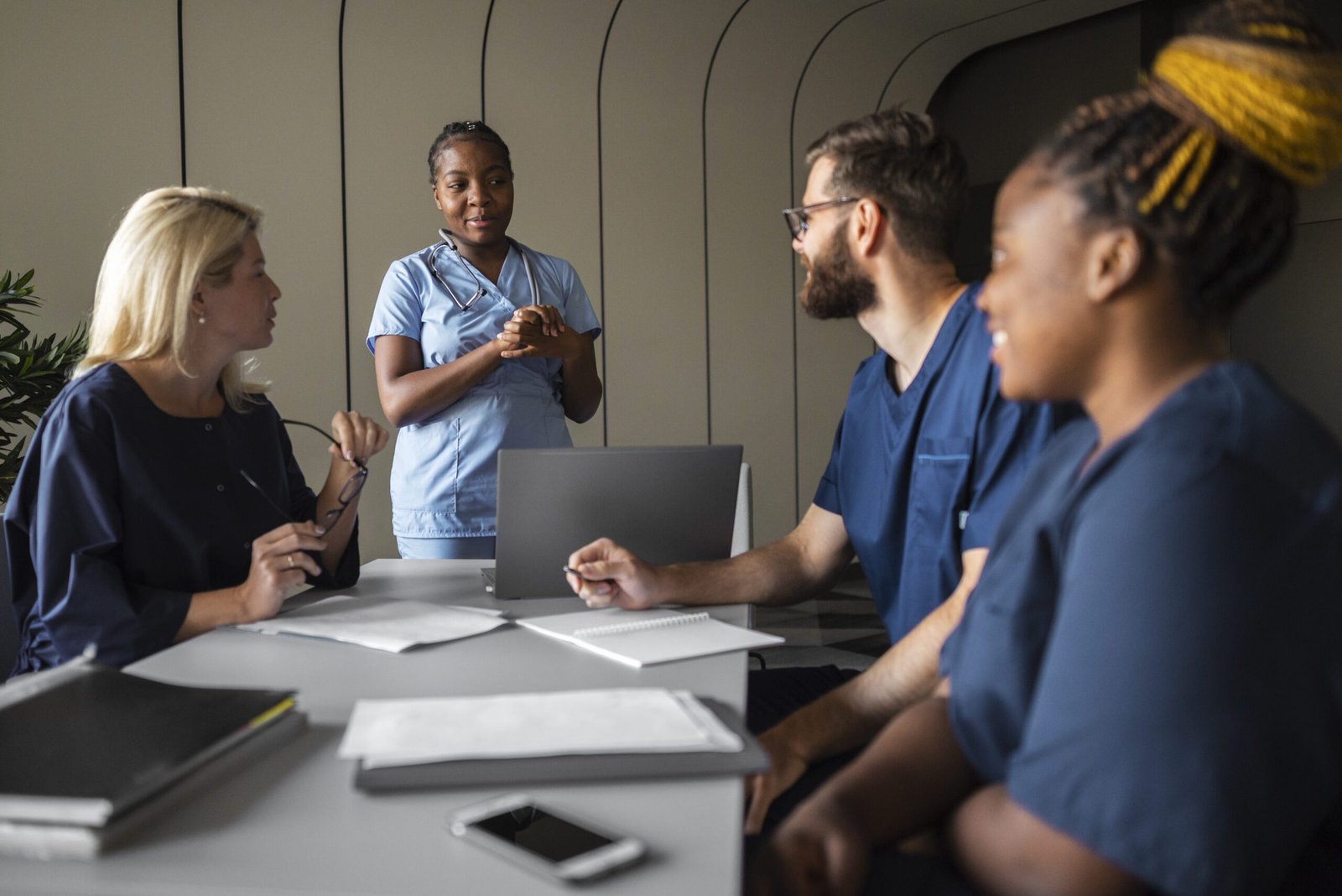 side-view-healthcare-professionals-meeting